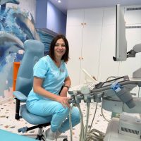 Врач ультразвуковой диагностики проводит детское УЗИ в клинике Dr. ROMANOVSKIY в Одессе